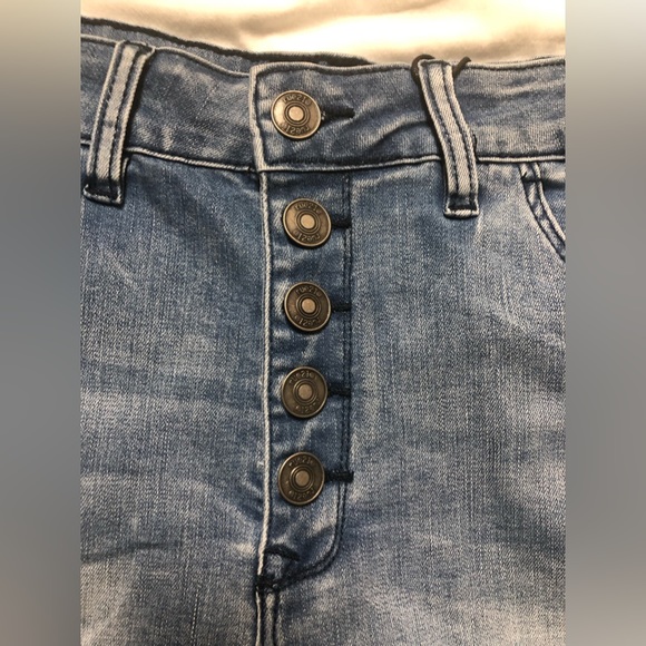 WOMENS HIGH RISE STRETCHY 5 BUTTON DISTRESSED DENIM SHORTS SIZE: 14 - Picture 2 of 8